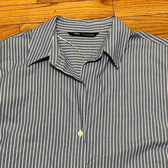 ZARA V-neck lapel collar shirt with long sleeves. Front button closure. - Picture 7 of 7